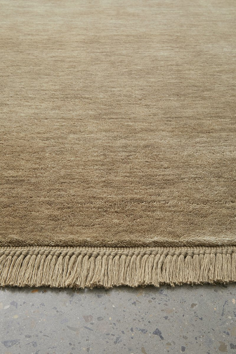 Hand-Loomed Oyster Tassel Wool Rug