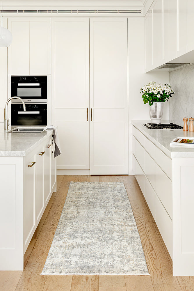 Emma Blomfield Haze Slate Rug – Abstract Layers