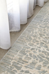 Emma Blomfield Rogue Mist Textured Rug – Pebble Patterned